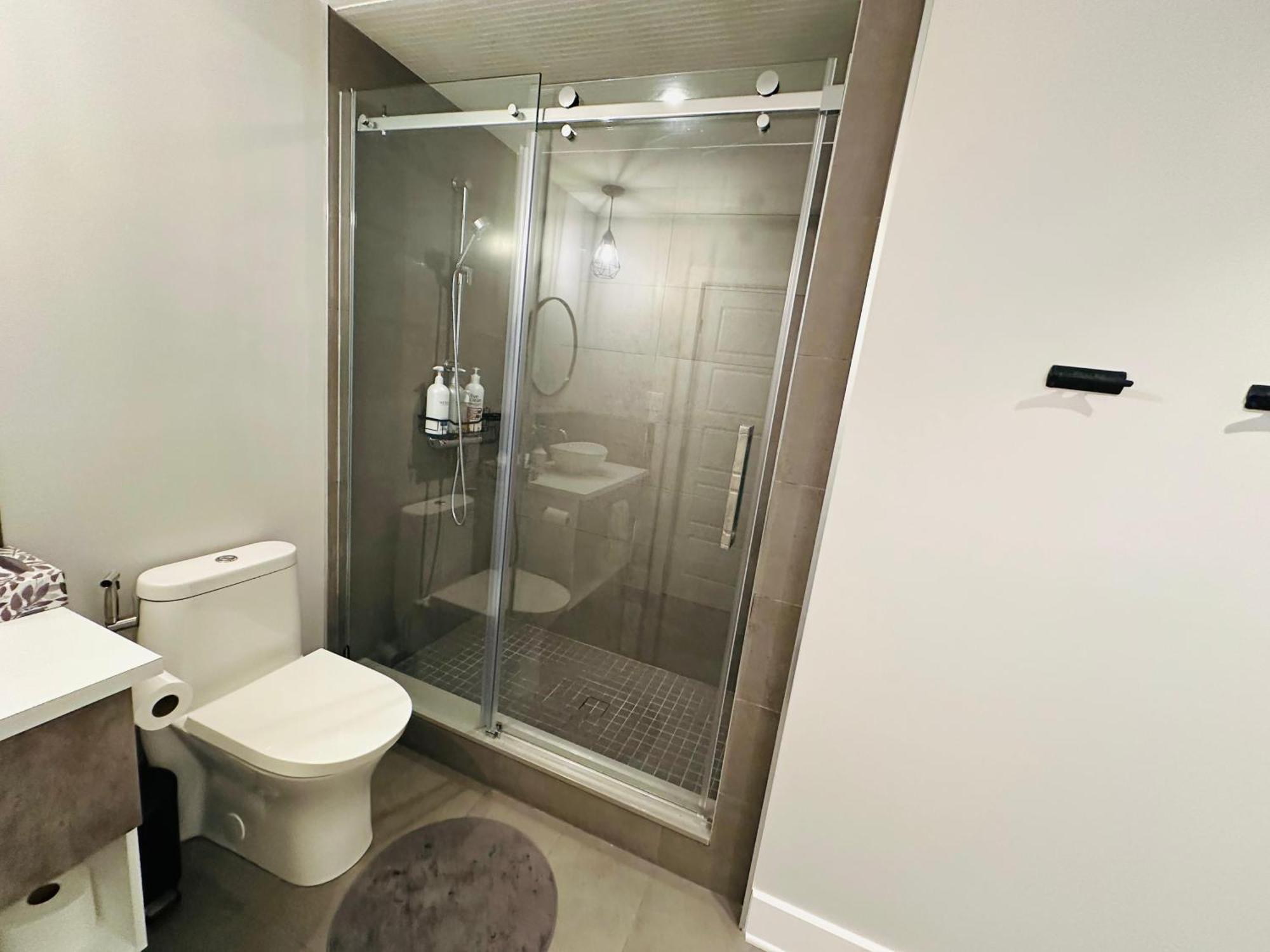 Urban Retreat - 2 Bedroom, 3 Beds, 6 Guests, Free Parking Longueuil Exterior photo